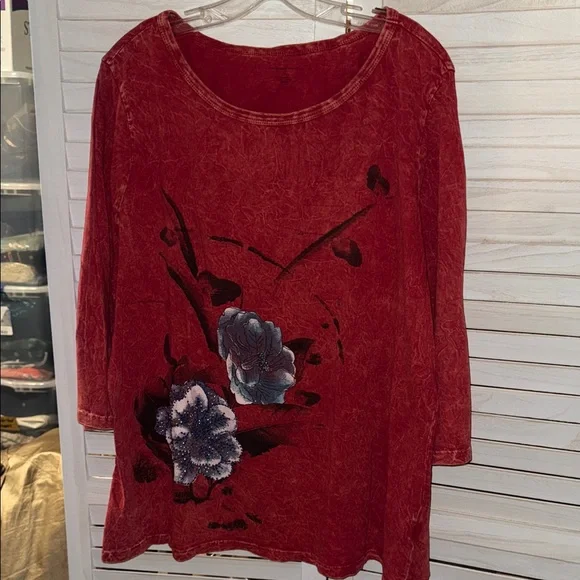 Westbound Cotton Distressed Red Floral with Subtle Bling Tunic Top. Size 2X - Picture 1 of 9